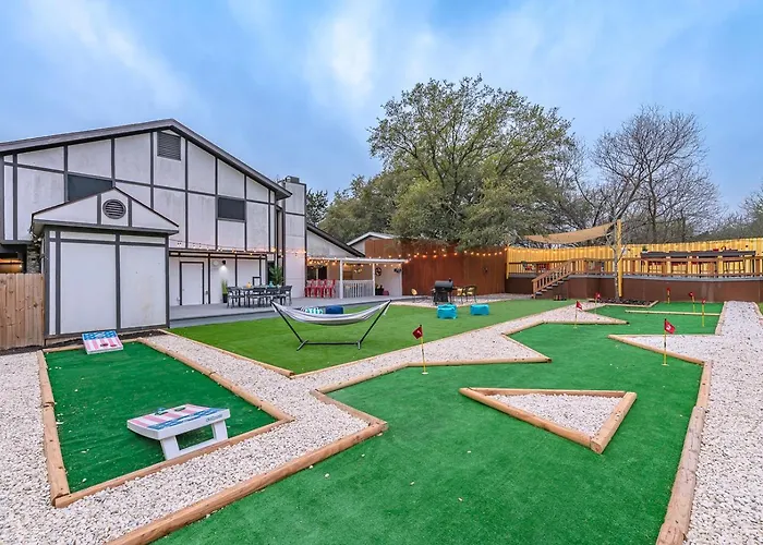 Pool, Gameroom & Minigolf Enchanting Texas Home